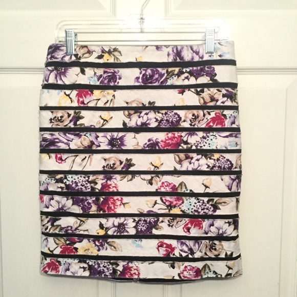 White House Black Market Dresses & Skirts - WHBM size 4 floral skirt